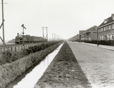 400174 Gezicht in de Albrecht Thaerlaan te Maartensdijk, met links de spoorlijn Utrecht-Amersfoort met een trein ...
